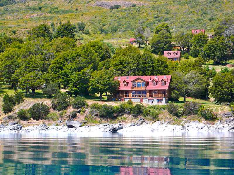 terraluna-patagonia-lodge_0006_Lodge + terma desde lago OK
